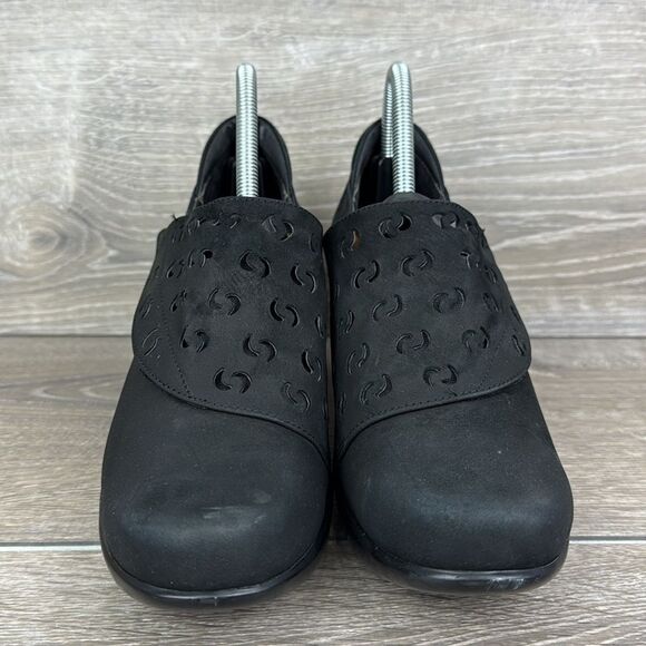 Naot Precious Black Nubuck Women's Sz 9/EU 40 Slip On Perf Alt Closure Heels - Picture 2 of 11